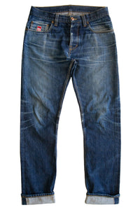 DSIDE PRODUCTS Raw Selvage Jeans nach 180 Tagen sind deutliche Abnutzungspuren auf dem Denim zu sehen. Durch das Waschen hat sich eine authentische und ausdruckstarke Used-Optik entwickelt.