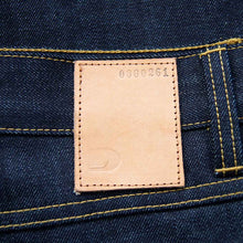 Lade das Bild in den Galerie-Viewer, Vegetable tanned leather patch, pflanzlich gegerbtes Lederpatch der Raw Selvedge Denim Jeans mit Seriennummer. Handpunziert in Deutschland.
