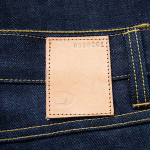 Vegetable tanned leather patch, pflanzlich gegerbtes Lederpatch der Raw Selvedge Denim Jeans mit Seriennummer. Handpunziert in Deutschland.