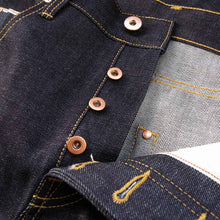 Lade das Bild in den Galerie-Viewer, Raw copper donut buttons und hidden rivets an raw selvedge denim jeans. Details.
